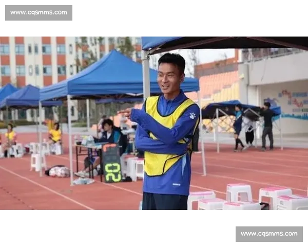 门神” 某色石布：用热爱架起两代足球桥